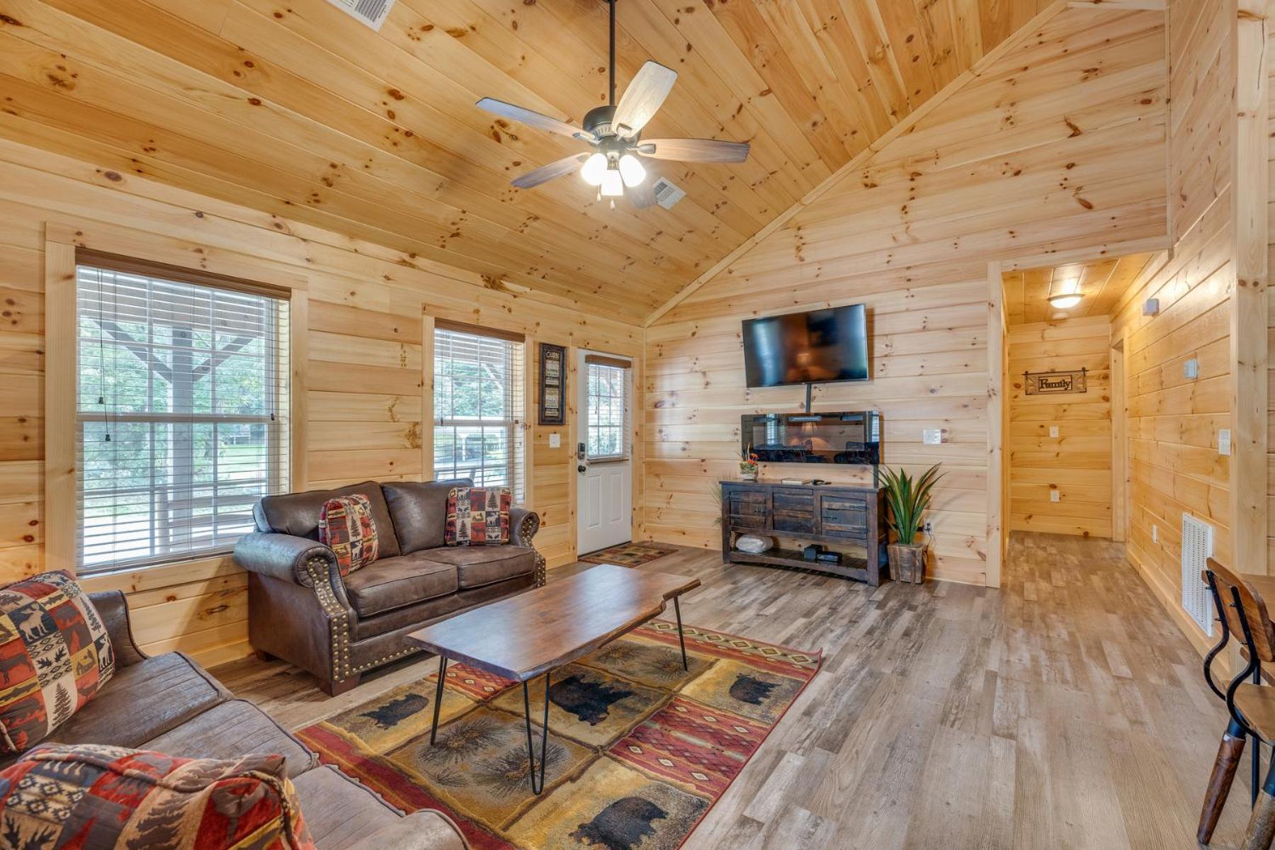 Bear Clubhouse Hot Tub, 1Mile From The Parkway, 900 In Free Tickets! Pigeon Forge Exterior foto